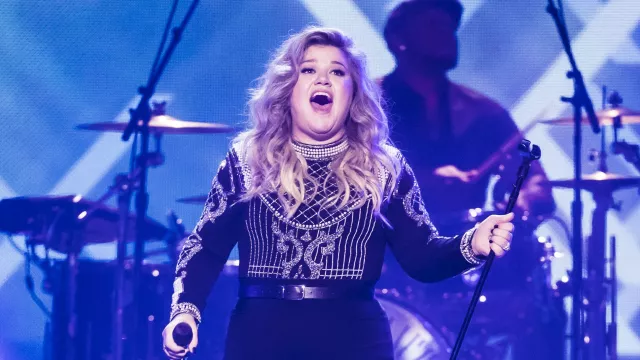 Kelly Clarkson To Fill In For Simon Cowell On America’s Got Talent After Injury