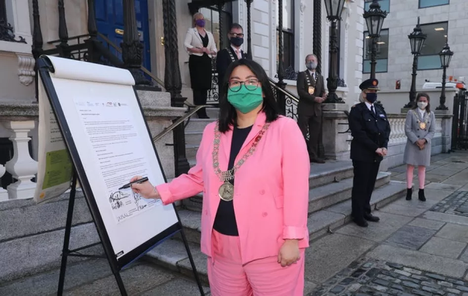 Lord mayor Hazel Chu signs the open letter (Niall Carson/PA)