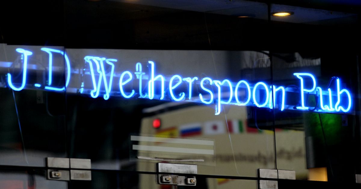 Великобританският пъб гигант JD Wetherspoon се отказа от спорните си