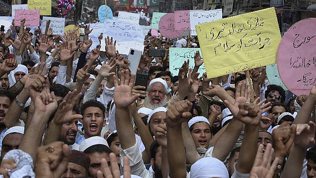 Thousands Rally In Pakistan In Support Of Man Who Shot American Dead In Court