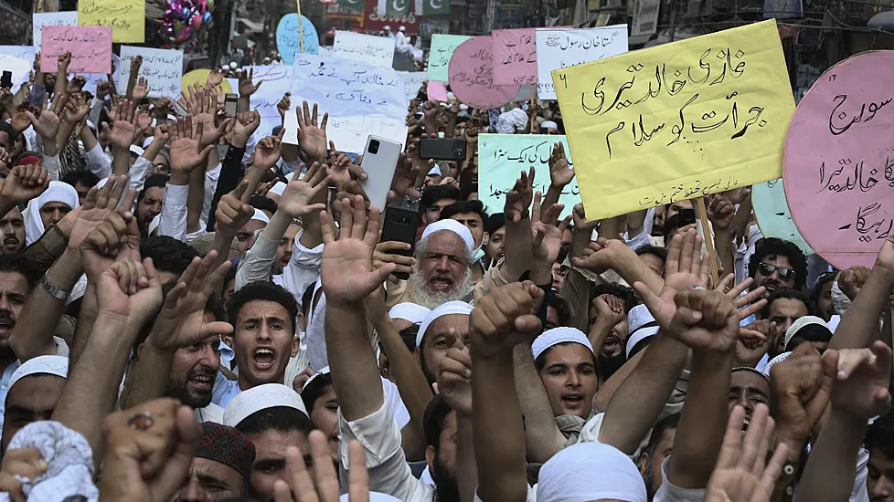 Thousands Rally In Pakistan In Support Of Man Who Shot American Dead In Court