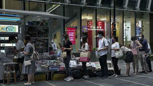 Hong Kong Residents Defend Free Press After Raid On Newspaper Critical Of China