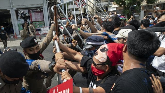 Thai Protesters Tussle With Police As Movement Leaders Answer Police Summons