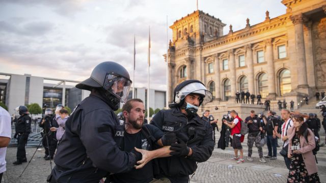 Far-Right Extremists Try To Enter German Parliament