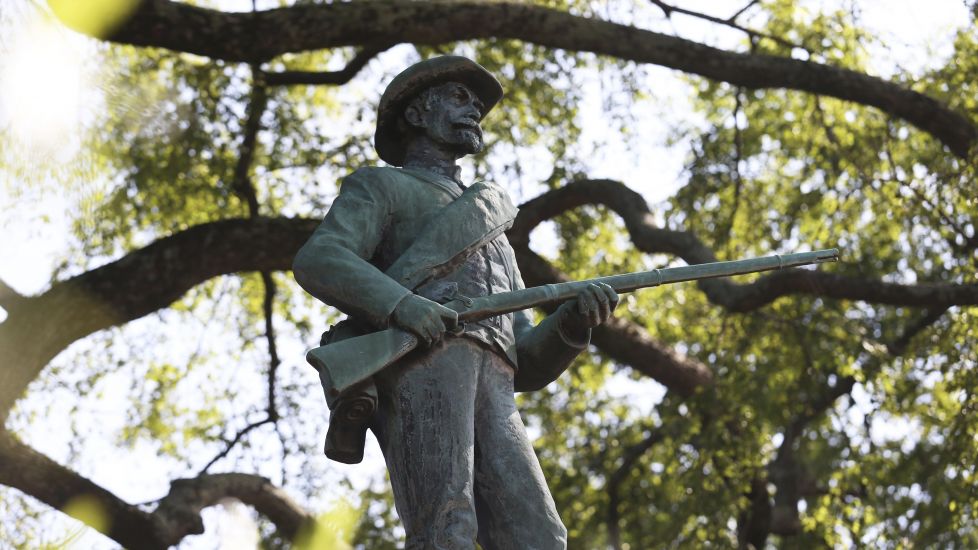 Charlottesville Removes Confederate Statue Near Rally Site