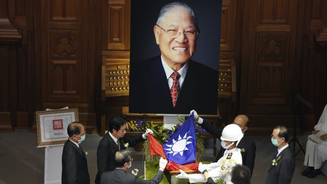 China Sends More Warplanes As Taiwan Honours Late President