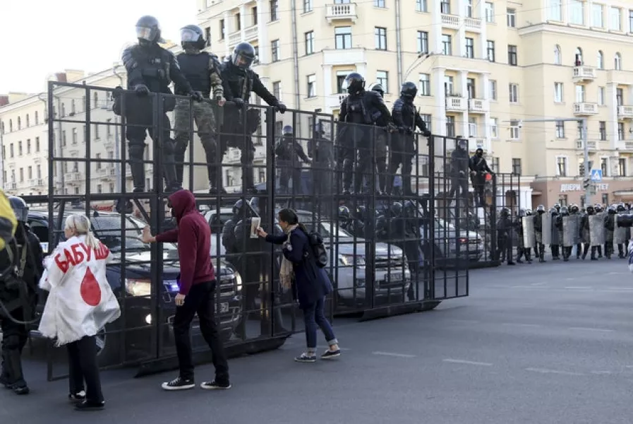 Protesters blocked off by police during protests on Sunday (TUT.by/AP)