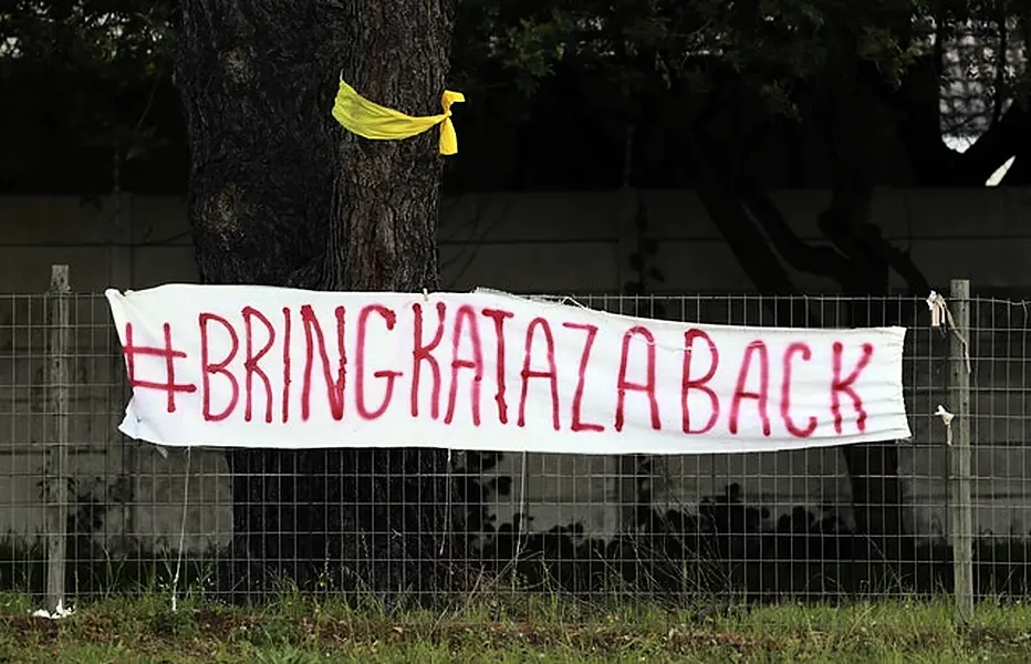 A banner calls for Kataza’s return to Kommetjie (Nardus Engelbrecht/AP)