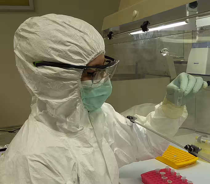 Researcher Susanna Sabin performing an analysis of the sediment samples (Zandra Fagernas)