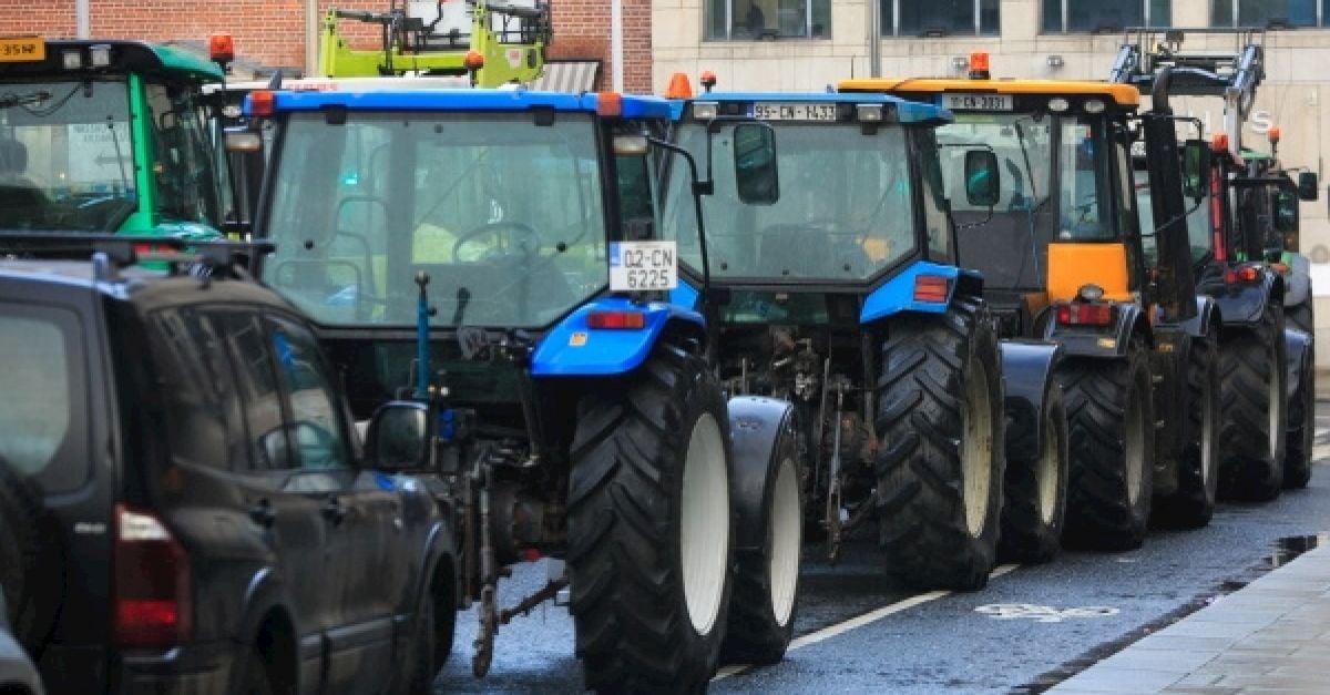 Конвой с трактори, организиран като част от протеста на Ирландската асоциация на фермерите
