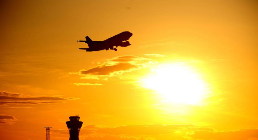 'Nasıl uçacağını bilmeyen' yolcu, pilotun hastalanmasının ardından uçağa indi