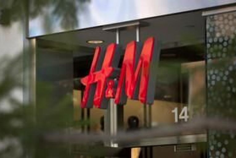 H&M reports 8% sales lift in 2011