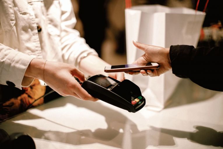Contactless commerce: the rapid decline of cash