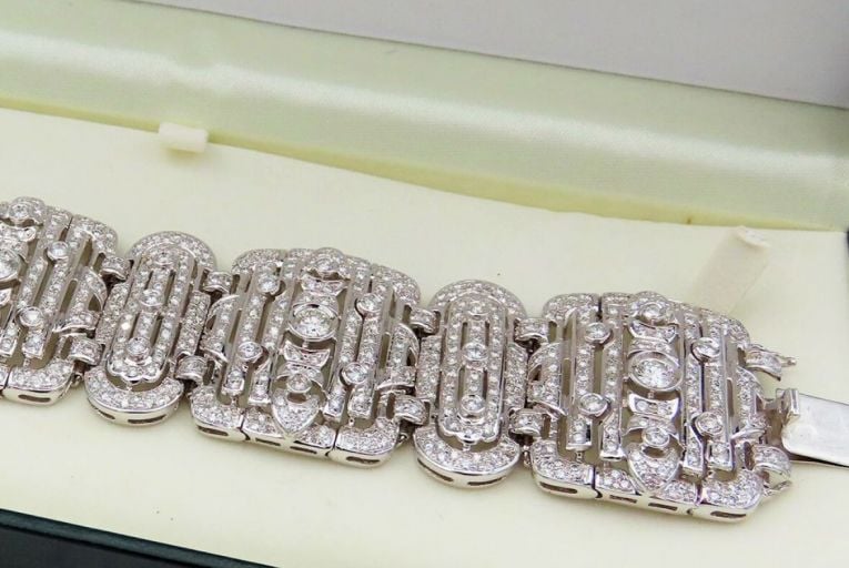 The leading lot at Matthews is an exquisite diamond bracelet (€15,000-€25,000)