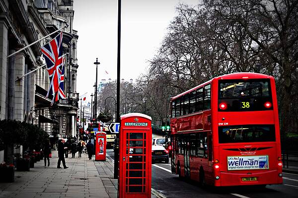 UK Retailers Turn Positive On Sales Hopes After Bleak Winter