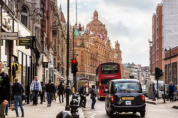 UK Chancellor Hammond Considering 'Amazon Tax' For Online Retailers