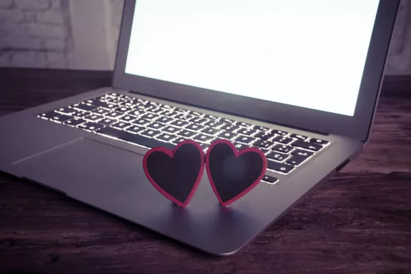 Last Minute Valentine's Day Shoppers Embrace Online Convenience