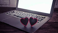 Last Minute Valentine's Day Shoppers Embrace Online Convenience