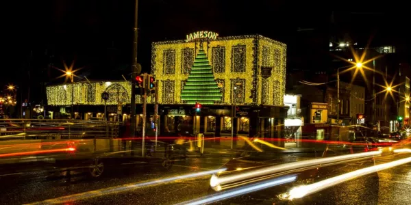 Talon Ireland And Irish Distillers Create Christmas Tree Crafted With 400 Jameson Bottles