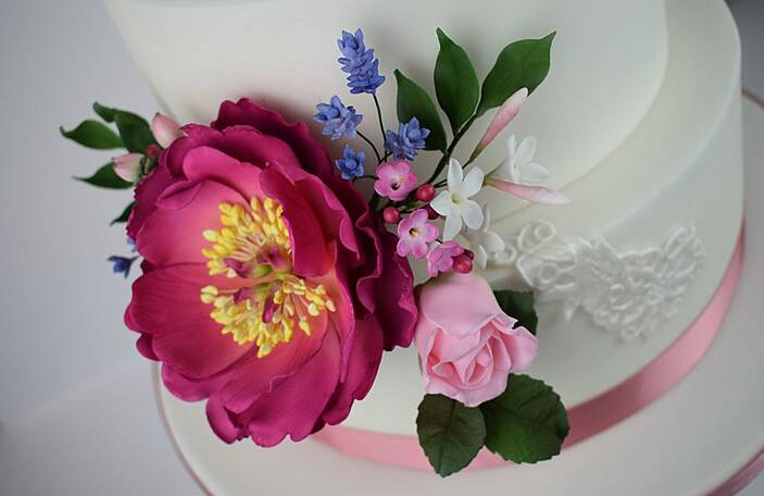 Everything you need to know about wedding cakes for summer weddings