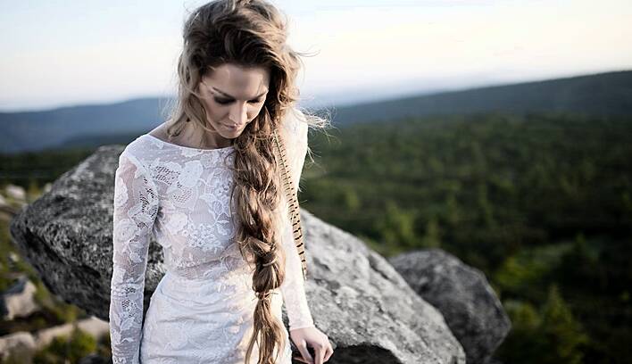 10 of the most beautiful long-sleeved wedding dresses