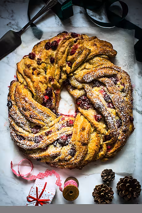 Christmas Cranberry & White Chocolate Wreath | DonalSkehan.com, An edible tear and share Christmas wreath!
