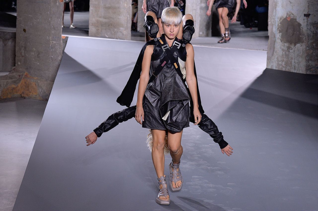 Models carrying models at Rick Owens' show at Paris Fashion Week ...