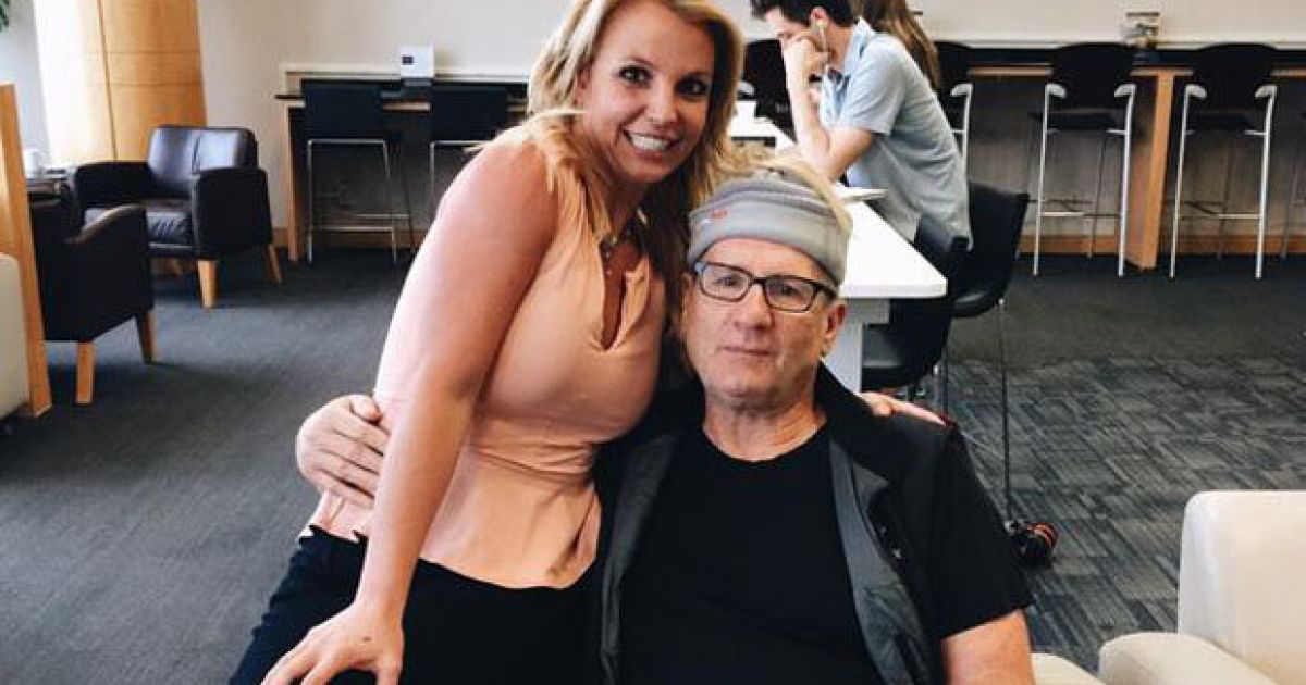 Watch Ed O'Neill poses for picture with fan, has no idea