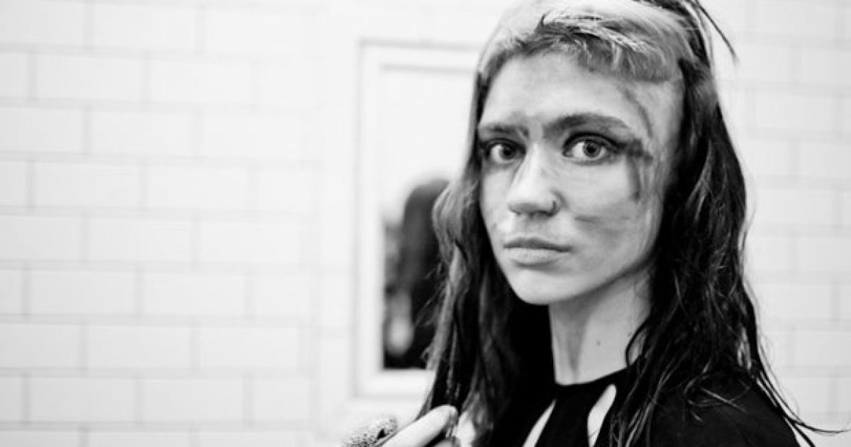 Grimes shows off her new 'alien scars' back tattoo on ...