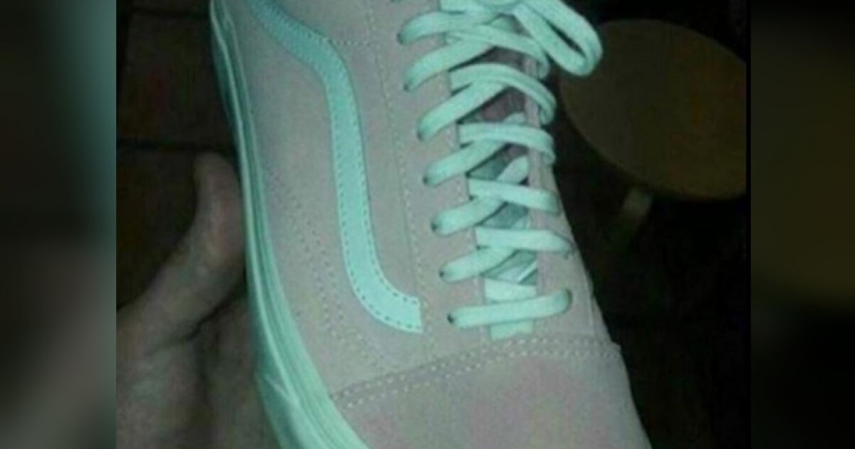 shoe as pink and white, not grey and teal