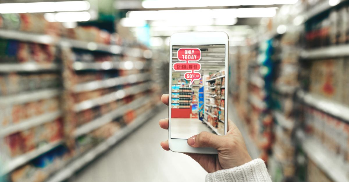 https://img.resized.co/esmmagazine/eyJkYXRhIjoie1widXJsXCI6XCJodHRwczpcXFwvXFxcL21lZGlhLm1hZGlzb25wdWJsaWNhdGlvbnMuZXVcXFwvZXNtbWFnYXppbmUtcHJvZFxcXC91cGxvYWRzXFxcLzIwMjNcXFwvMDFcXFwvMDMxMTU0NTFcXFwvODgwMjMzNjhfbC1zY2FsZWQuanBnXCIsXCJ3aWR0aFwiOjEyMDAsXCJoZWlnaHRcIjo2MjcsXCJkZWZhdWx0XCI6XCJodHRwczpcXFwvXFxcL2ltZy5yZXNpemVkLmNvXFxcL25vLWltYWdlLnBuZ1wiLFwib3B0aW9uc1wiOltdfSIsImhhc2giOiJhNzljMmJjMjk3ZTAzNjcxYjljYzkwMjMxYzQ2ZGVlMjA3ZTIwNGE1In0=/how-augmented-reality-could-transform-supermarkets-and-grocery-retail.jpg