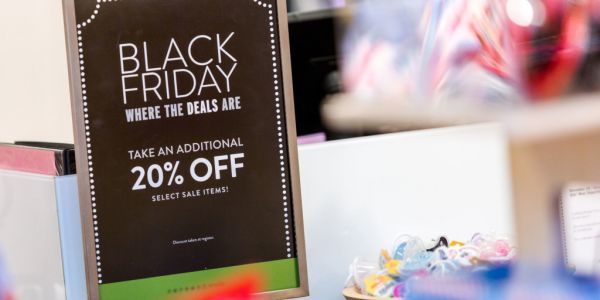 US Black Friday Shoppers Stay Away From Stores, Make $7bn-Plus Splurge Online