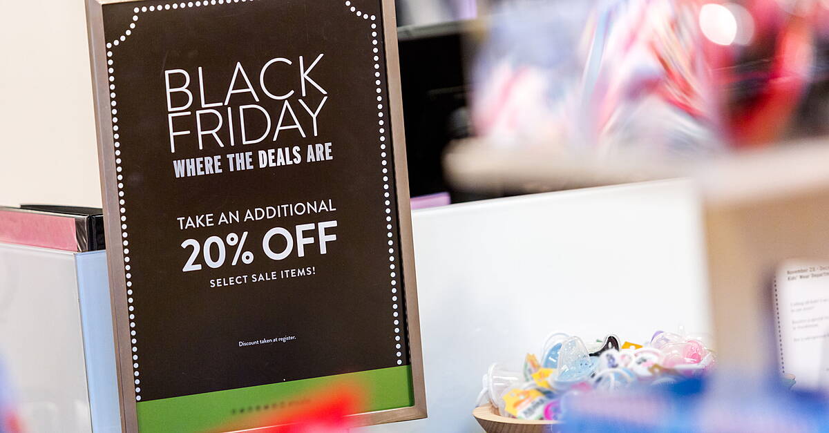 Record US Black Friday Crowds To Find Fewer Bargains Amid High Prices ...