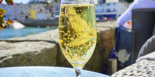 Spanish Drinking More Sparkling Wine, Study Finds