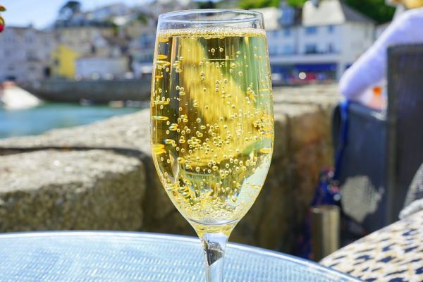 Spanish Drinking More Sparkling Wine, Study Finds