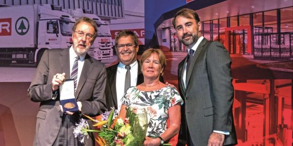UK Retailer Peter Blakemore Receives Spar International Award