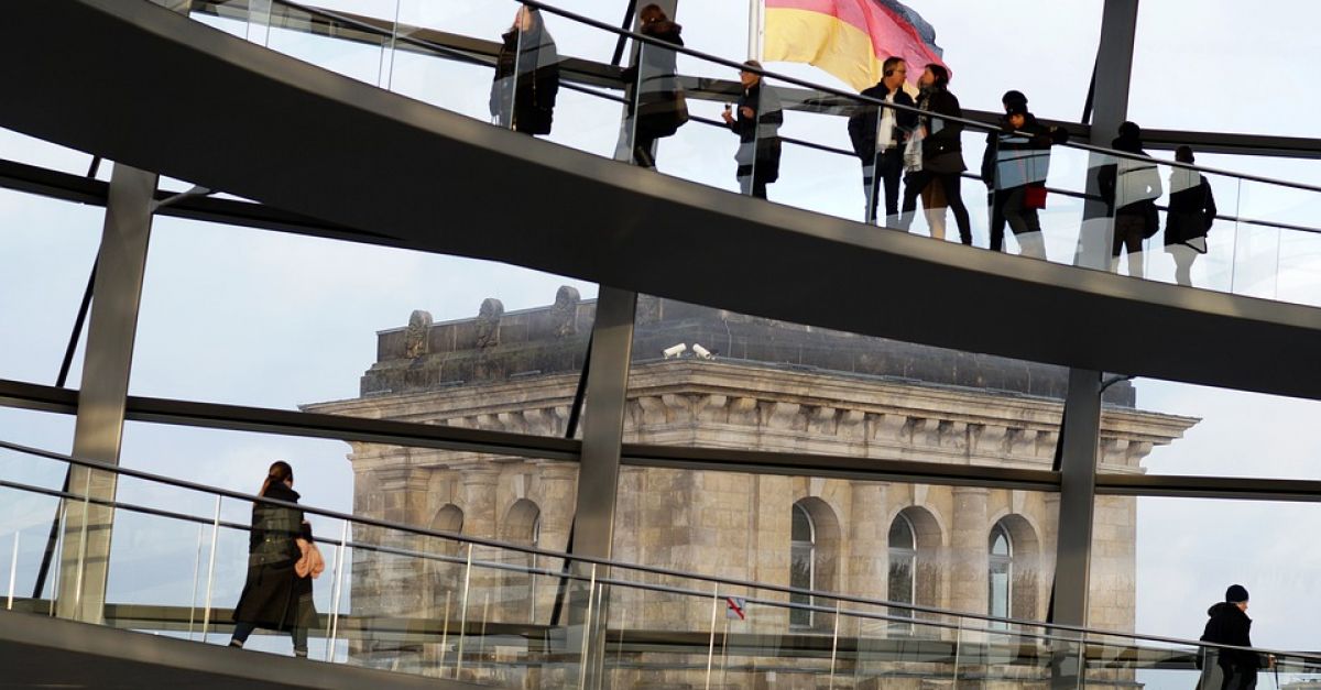 Die Stimmung der deutschen Unternehmen schwächte sich im August ab, was die Hoffnungen auf eine Erholung verzögerte