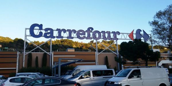 Carrefour Slumps On Warning, Raising Pressure On CEO For Reboot