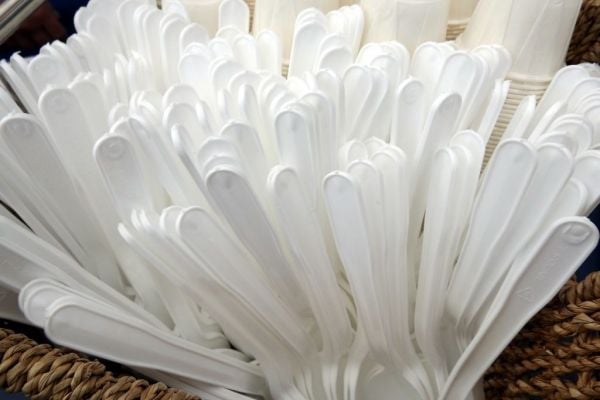 Carrefour Polska Removes Disposable Plastic Plates And Cutlery From Stores