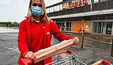Italy's Conad Tests Disposable Handle Covers For Shopping Carts