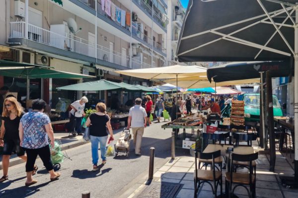 More Greeks Visiting Food Stores, However Traffic Remains Low Compared To Last Year