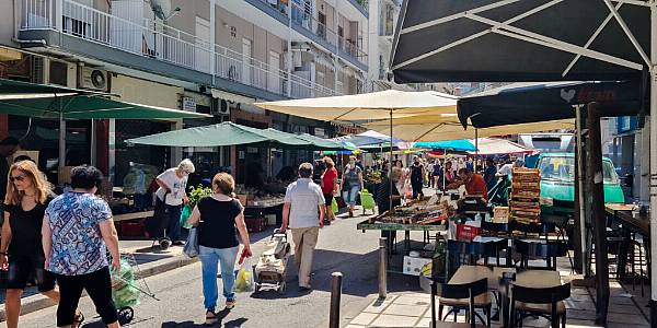 More Greeks Visiting Food Stores, However Traffic Remains Low Compared To Last Year