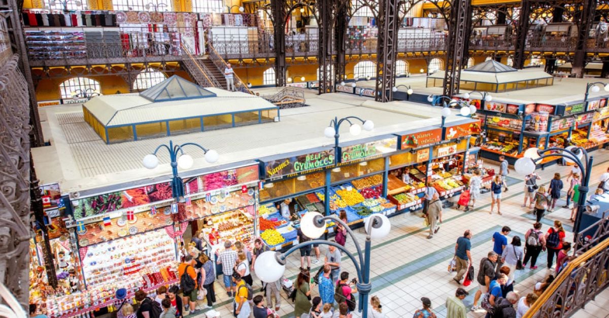 Růst maďarských maloobchodních tržeb se zpomaluje, protože inflace klesá, české reálné mzdy klesají