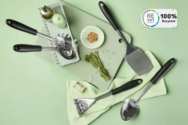 https://img.resized.co/esmmagazine/eyJkYXRhIjoie1widXJsXCI6XCJodHRwczpcXFwvXFxcL21lZGlhLm1hZGlzb25wdWJsaWNhdGlvbnMuZXVcXFwvdXBsb2Fkc1xcXC8yMDIyXFxcLzAzXFxcLzE4MDg1MzUyXFxcL1NwaWNlU291bF9LdWVjaGVuaGVsZmVyLTEtMTAyNHg2ODMuanBnXCIsXCJ3aWR0aFwiOjYwMCxcImhlaWdodFwiOjQwMCxcImRlZmF1bHRcIjpcImh0dHBzOlxcXC9cXFwvaW1nLnJlc2l6ZWQuY29cXFwvbm8taW1hZ2UucG5nXCIsXCJvcHRpb25zXCI6e1wib3V0cHV0XCI6XCJ3ZWJwXCJ9fSIsImhhc2giOiI5MzVkODFiYTYwMjQ2ZTVmZmRhZmRjMTRmMjI0NDAzM2RkZmU4NzM4In0=/kaufland-unveils-kitchen-utensils-made-from-recycled-plastic.jpg