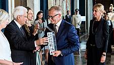 Unes Awarded Innovation Prize For Pop-Up Store