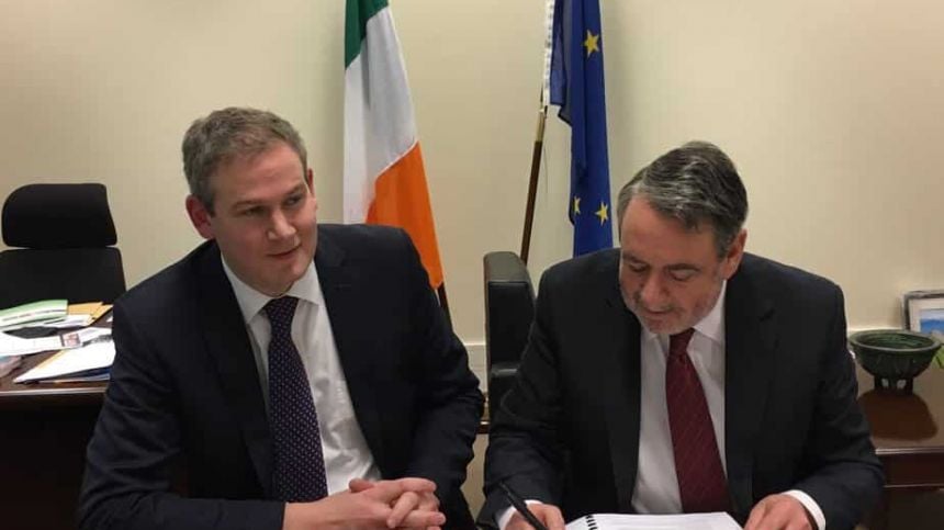 Official contract signing for Aran Islands air service