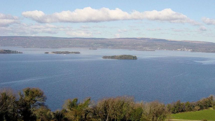 3 people rescued from a speedboat in Lough Derg near Galway last night