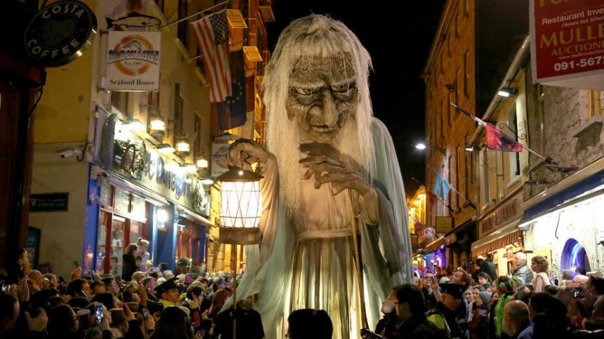 Thousands gather in city as 2017 Macnas Parade to get underway