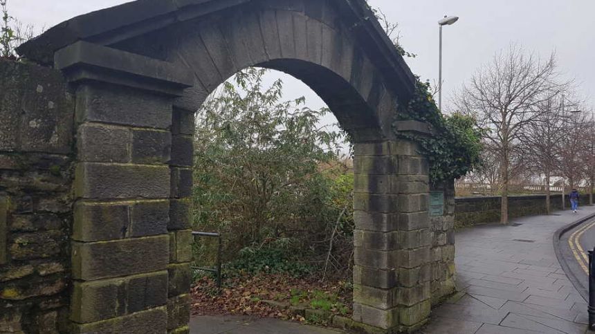 Call to refurbish memorial arch in city centre