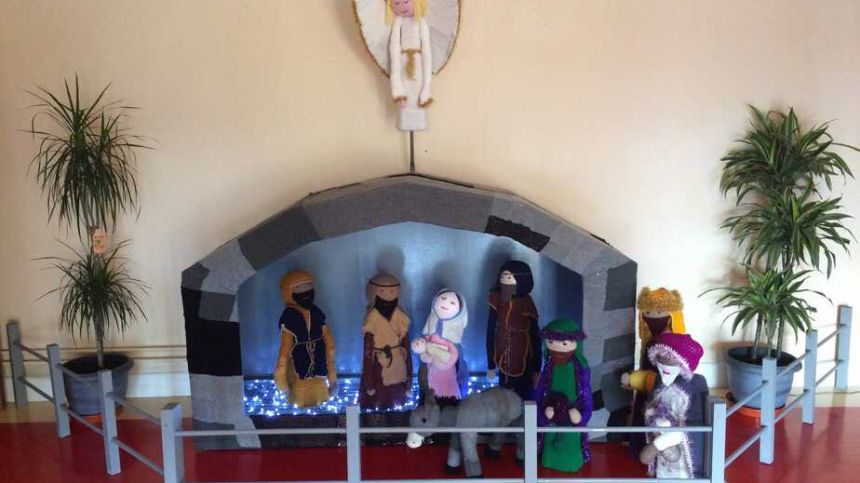 Gallery - Scoil San Phroinsias in Tirellan's knitted crib